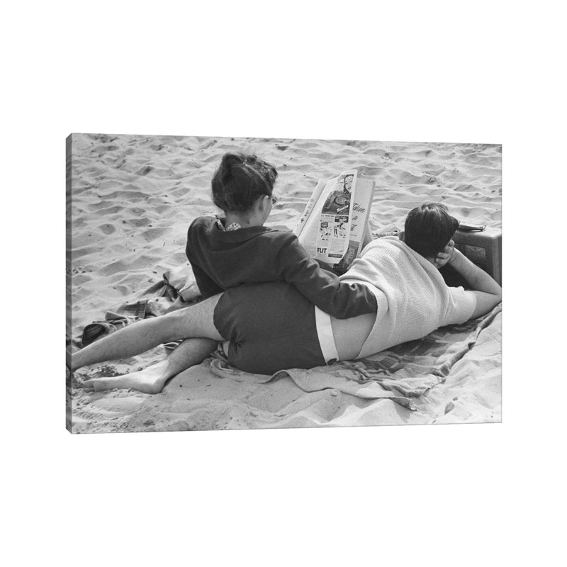 Couple on Beach (NYC, 1947) par Ruth Orkin - reproduction de photo, H 8 po x l 12 po x P 0,75 po, Toile tendue