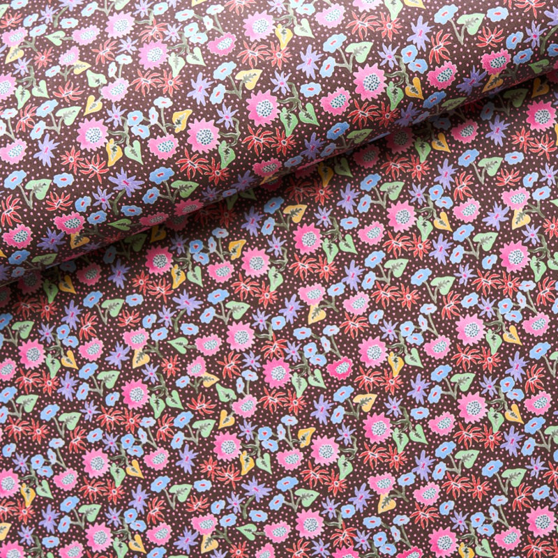 Papier peint Schumacher x Happy Menocal Calico, Multicolore sur brun
