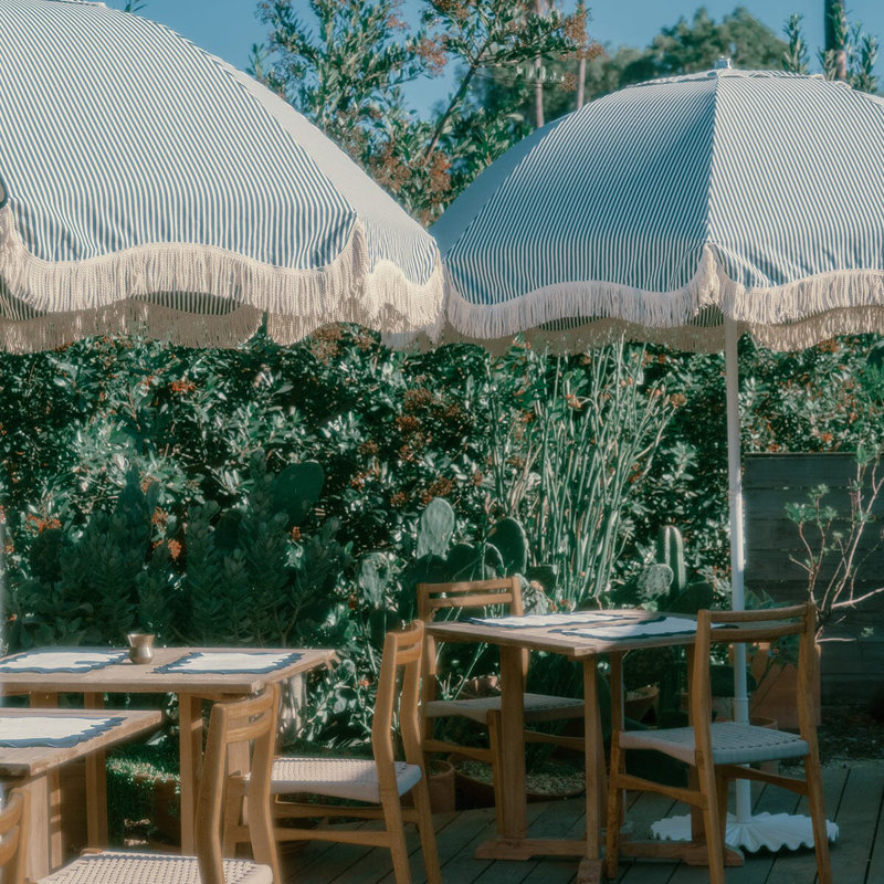 Le parasol de patio, Bleu marine / rayures blanches