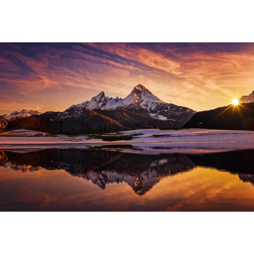 Watzmann in den Alpen, Dramatische Spiegelung bei Sonnenuntergang - Nationalpark Berchtesgaden von DieterMeyrl - No Fram...