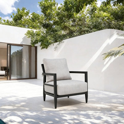 Méridienne de patio moderne avec structure thermolaquée noire Ember, housses de coussin amovibles et pieds fuselés pour une détente extérieure en aluminium de conception ergonomique, coussins en fonte argentée