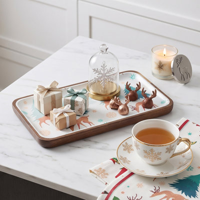 Plateau de service décoratif imprimé de Noël avec bordure en bois, idéal pour ranger les biscuits et les desserts, à poser sur une table pendant les fêtes.
