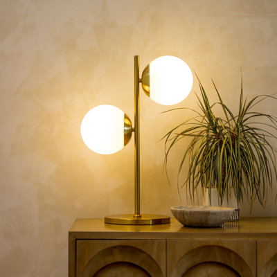 Lampe de table moderne à DEL 20 "avec abat-jour sphérique givré et finition dorée Sphere, port USB-C, gradation à 3 voies