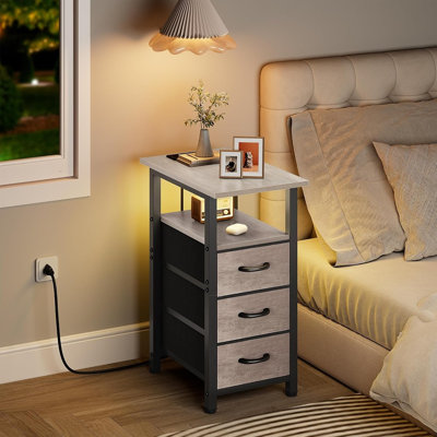 Ensemble de 2 tables de chevet avec station de charge et éclairage DEL, tables de nuit étroites avec 3 tiroirs en tissu, petites tables d'appoint pour chambre et salon, couleur grège