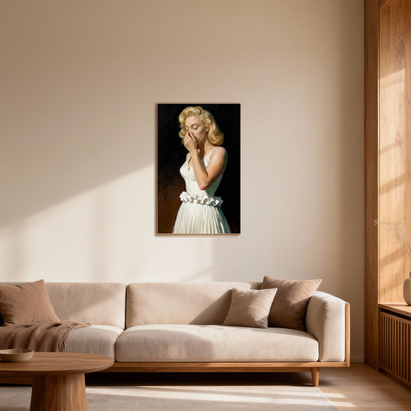 Femme à la mode en robe blanche couvrant la bouche, H 18 po x l 12 po