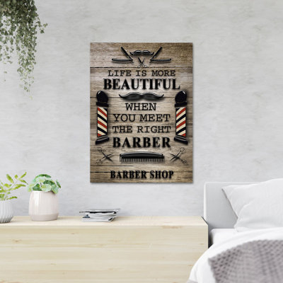 Peignes et ciseaux sur fond brun - «Life Is More Beautiful With Right Barber Shop», reproduction d'art graphique rectangulaire sur toile tendue 1 pièce