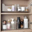 Lot de 2 bacs de rangement adhésifs pour portes de placard, transparents et empilables, pour la cuisine, la salle de bain, le garde-manger, le bureau et le plan de travail.