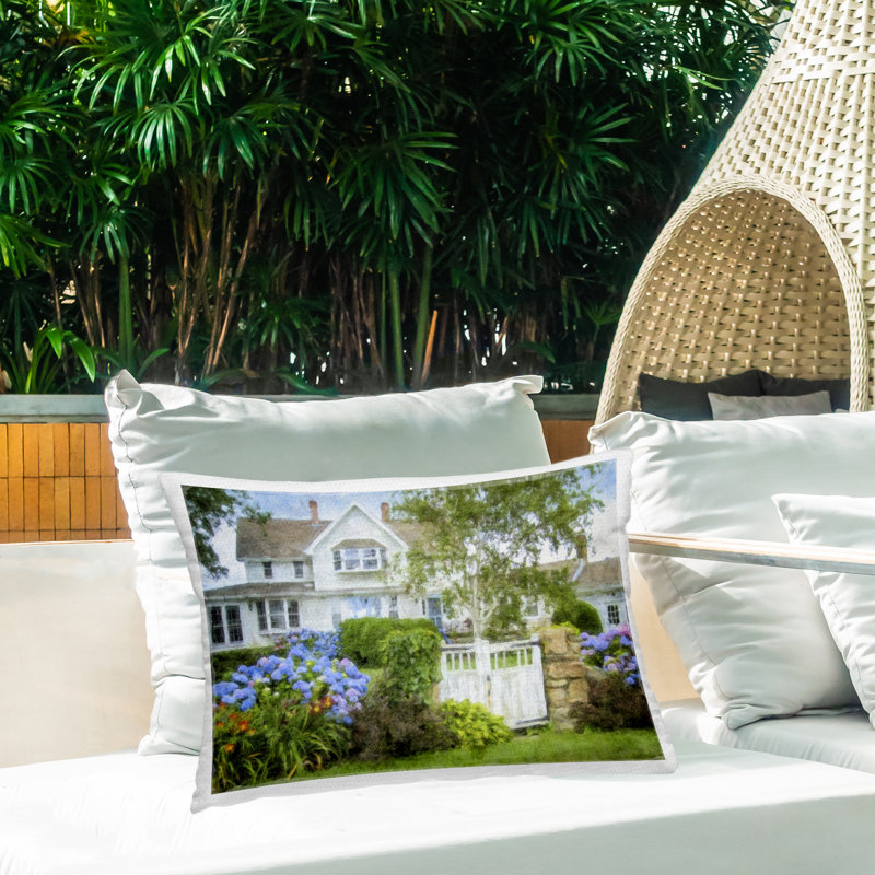 Coussin d'extérieur imprimé plage Beach Getaway Cottage par Graffi *ee Studios