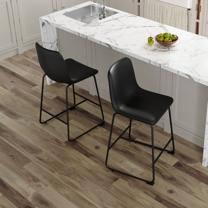 Ensemble de 2 chaises de bar rétro en suède brun, tabourets confortables convenant aux décors de style industriel et rétro, avec des dimensions de produit de 17,7 x 14,5 x 37 pouces.