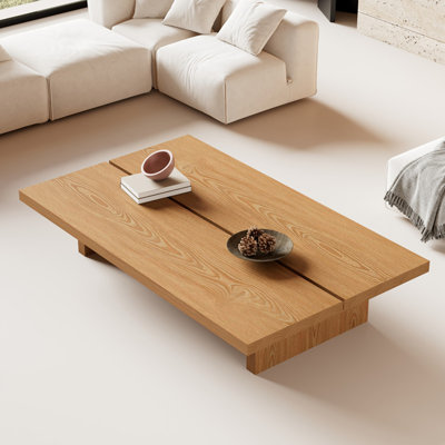 Table basse en bois de style nordique.