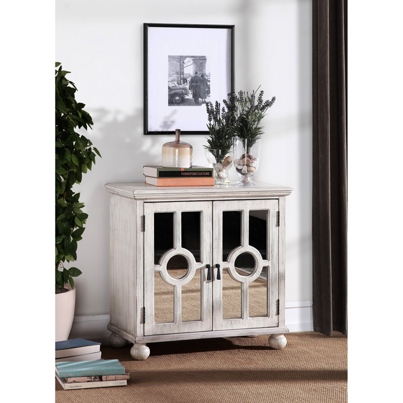 Commode d'appoint traditionnelle en bois blanc antique avec poignées pendantes et finition moderne, Blanc antique