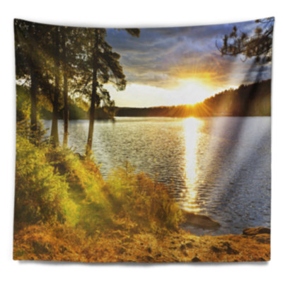 Paysage avec vue magnifique sur le coucher de soleil sur la tapisserie du lac