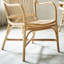Une chaise large en rotin naturel durable