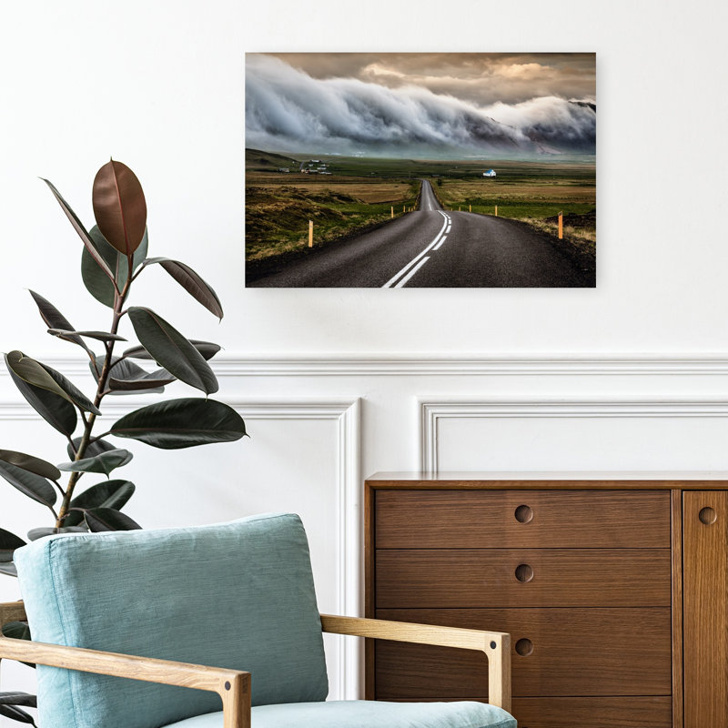 Route sinueuse, nuages ​​tourbillonnants, paysage de montagne paisible et serein - Affiche murale, H 16 po x l 24 po