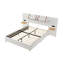 Grand lit avec coussins intégrés, revêtement en velours beige et orifices de sortie, lit à tablettes latérales, rangement de chevet à deux prises, conception tendance
