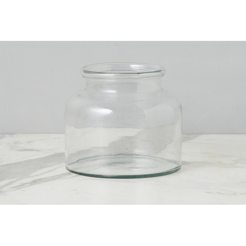 Vase transparent, 7.6" H x 6.3" W x 8.25" D