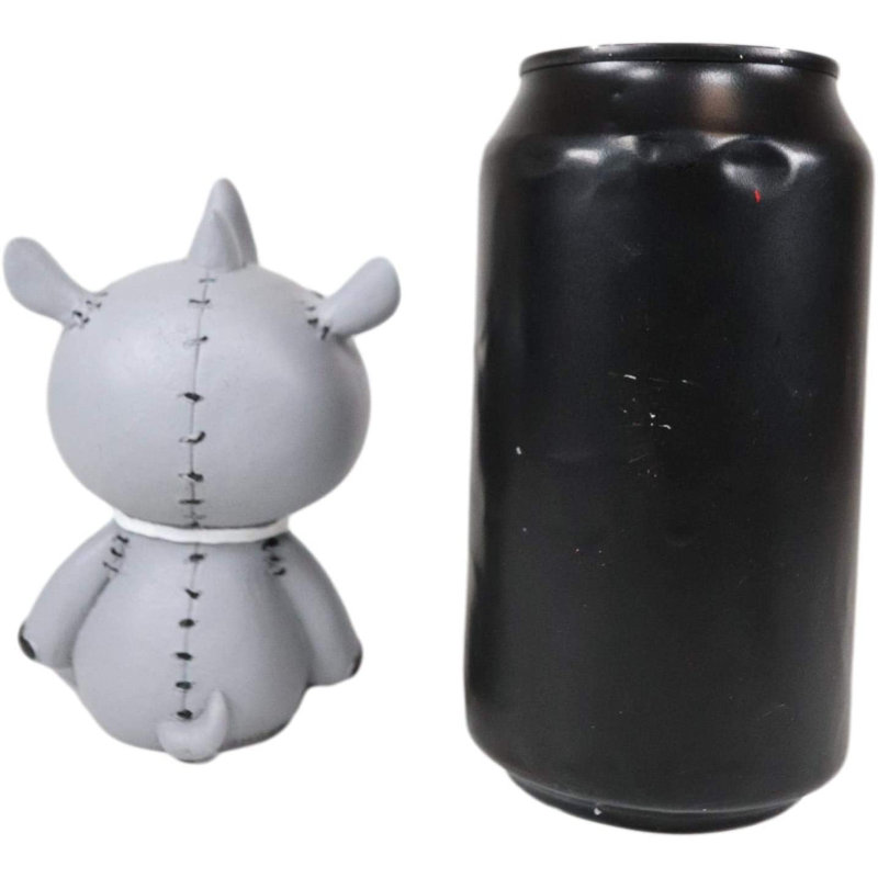 Figurine Dekeyzer Ebros Larger Edition Buster the Pachy Rhino portant un nœud papillon