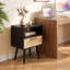 Table de chevet moderne en rotin avec tiroir et tablette ouverte, pieds en bois massif-786037330