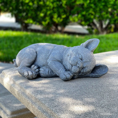 Bouledogue gris en polyrésine endormi