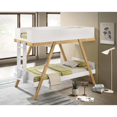 Lit simple au-dessus d'un lit superposé blanc, structure en tréteaux, caractéristiques, fond ouvert et décor de chambre à coucher moderne - lit avec finition, mélange contemporain rustique, cadre angulaire attaché