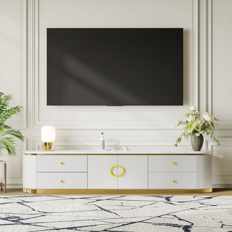 Meuble télé moderne pour téléviseurs jusqu'à 85 pouces, 4 tiroirs et un espace de rangement, design incurvé cannelé et panneau aspect marbre blanc pour salon