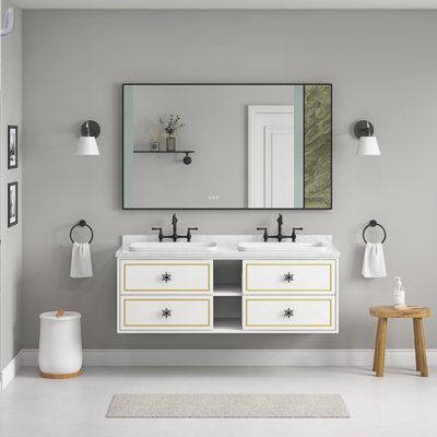 Ce meuble-lavabo mural 60 po avec tiroirs à fermeture en douceur et tablettes ouvertes maximise l'espace et l'efficacité du rangement