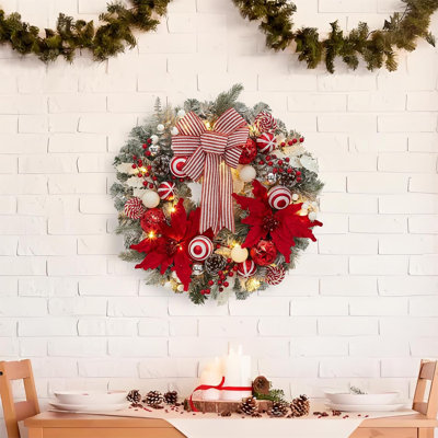 Couronne de Noël artificielle pré-éclairée à piles de 24 pouces avec lumières DEL, arc rouge, baies et pommes de pin, décor intérieur des Fêtes pour porte d'entrée, fenêtre, manteau de cheminée, mur, rouge et blanc