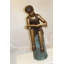 Berube assise sur une souche d'arbre lisant un livre en bronze - L 15 po x l 17 po x H 38 po