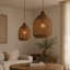 Luminaire suspendu naturel tissé à la main Serene avec décor en bois de teck pour les intérieurs modernes et organiques