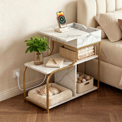 Table de bout de 25,6 po avec espace de rangement et station de charge; 1 port USB et 1 port de type C, 2 prises de courant alternatif; Peut accueillir un chat commun
