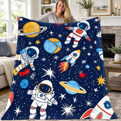 Couverture en flanelle motif astronaute, fusée et planète, idéale pour les enfants (garçons et filles), avec de jolis dessins animés d'espace, de galaxie, d'étoiles, de nébuleuses et de comètes. Parfait pour le divan, le lit, le salon ou la chambre d'étudiant. Chaude, confortable et légère, c'est un cadeau idéal en toute saison.