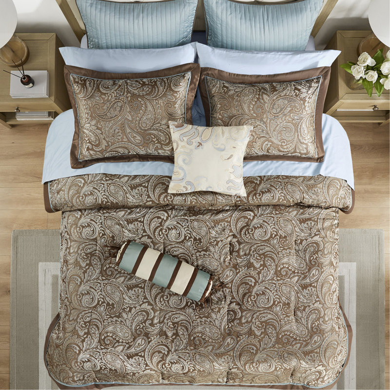 Literie pour très grand lit de 12 pièces avec draps en coton dans un abat-jour bleu / brun. Comprend un édredon, des taies décoratives, des oreillers et une jupe de lit. Édredon délicat, très grand. Bleu / brun Avec glamour