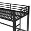 Lit mezzanine simple en métal noir avec support stable, double échelle latérale et style élégant et élégant dans un dortoir