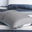 Édredon simple à rayures bleu / gris. Feuille imprimée en microfibre. Rempli. Édredon, taies décoratives, drap plat, taies d'oreiller ajustées. Convient aux matelas jusqu'à 12 po. Lavable. Literie bleue / grise avec édredon.-122455620-122455621