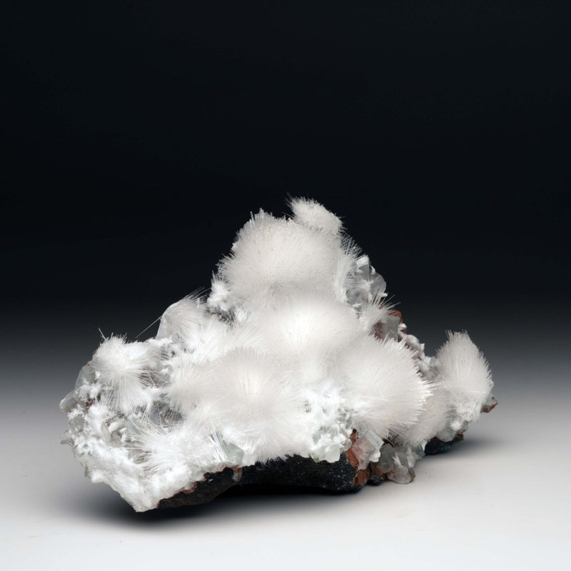 Mésolite et apophyllite sur Heulandite rouge de l'Inde