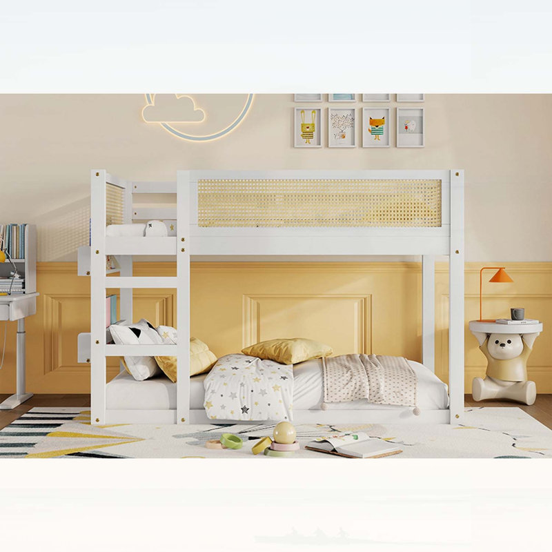 Lit superposé simple au-dessus d'un lit simple avec garde-corps en rotin et tablettes de rangement, conception à profil bas pour la sécurité et l'efficacité de l'espace