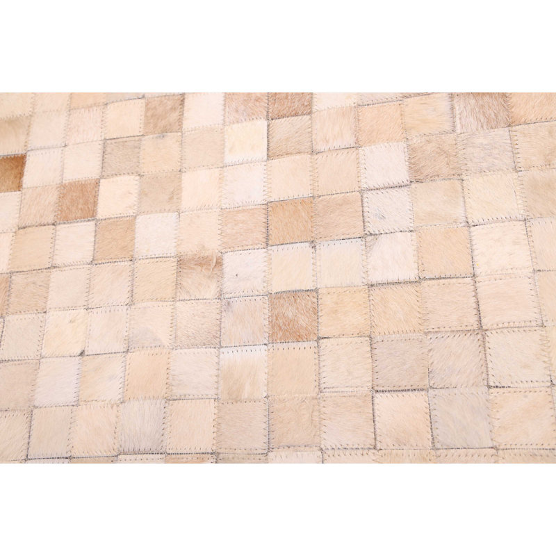 Tapis beige en peau de vache patchwork 5 pi 2 po x 8 pi 0 po