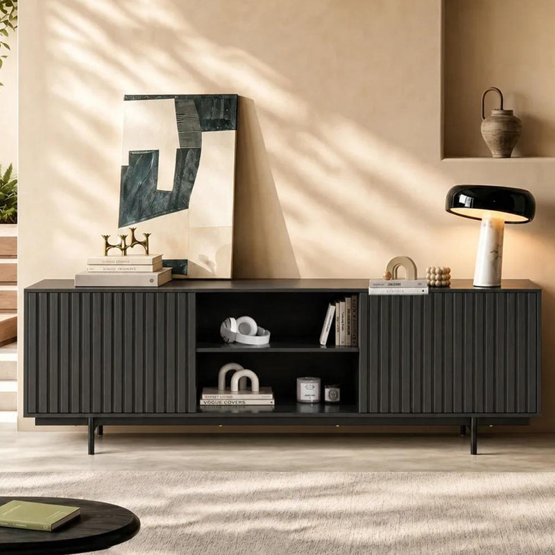 Meuble télé moderne de style Mid-Century de 160 cm (63 po), portes cannelées verticales avec ouverture tactile et base métallique surélevée