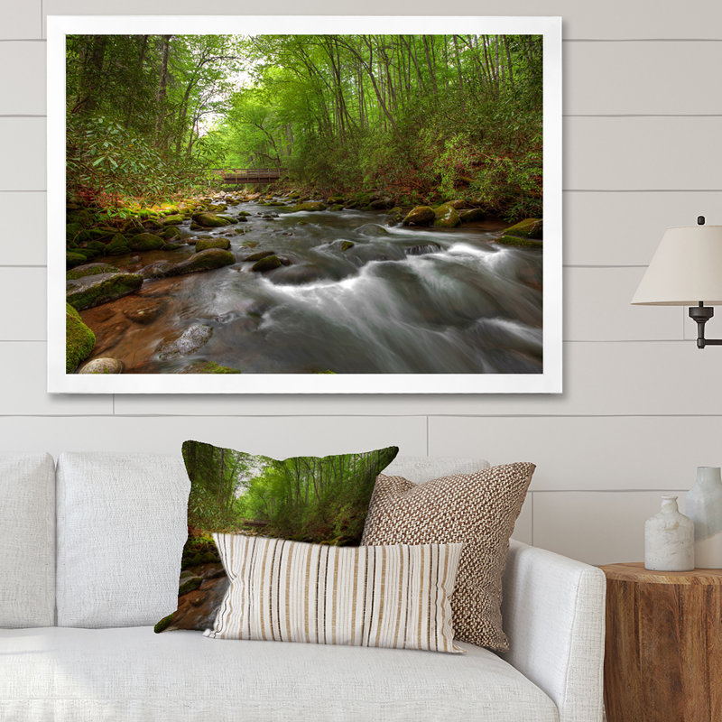 Rivière en vert forêt d'été - décoration murale traditionnelle sur toile, H 30 po x l 40 po x P 1,5 po, Cadre photo blanc