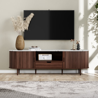 Meuble télé avec rangement pour téléviseur de 65 à 85 po, centre de divertissement 86,6 po avec prise de courant, console multimédia cannelée avec portes coulissantes, console de télévision en bois de style Mid-Century avec tiroirs et tablettes pour le salon