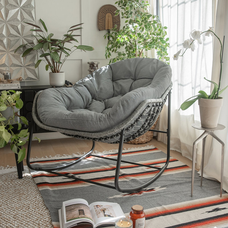 Chaise berçante d'extérieur en osier avec coussin Barton, Gris