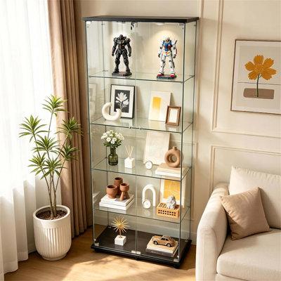 Vitrine éclairée à cinq niveaux avec portes verrouillables pour un rangement et une exposition sécuritaires dans une maison moderne.