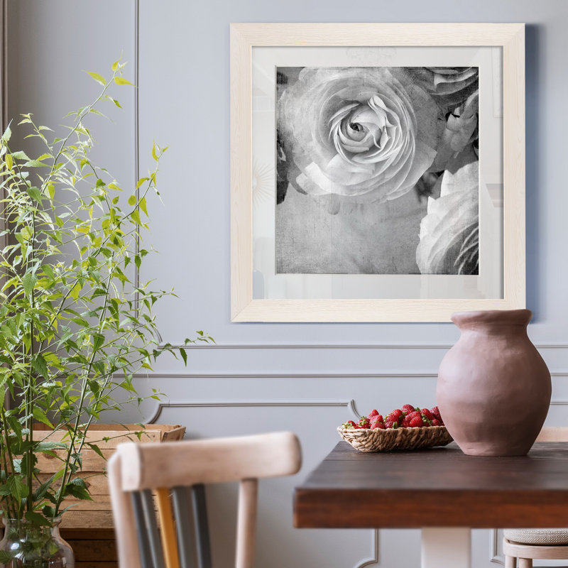 Renoncule foncé IV - cadre photo, H 27,5 po x l 27,5 po x P 1,5 po, Blanc, Papier avec cadre érable