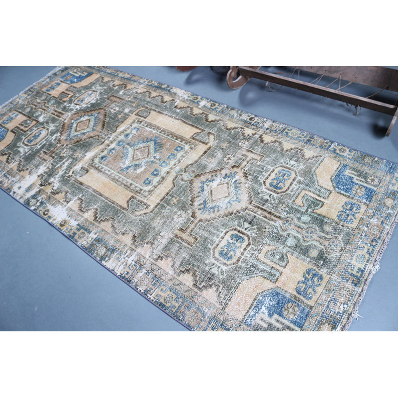 Tapis turc rétro tissé à la main dans des tons neutres avec des motifs géométriques uniques, idéal pour ajouter une touche d'élégance à tout espace de vie