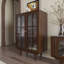 Vitrines en bois massif et verre foncé