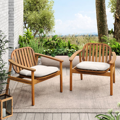 Fauteuil club de 2 avec coussins beiges, structure en bois, pieds en eucalyptus, siège courbé et à lattes de style moderne, idéal pour la détente en plein air