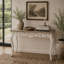 Console en bois à volutes blanches sculptées avec plateau en bois brun