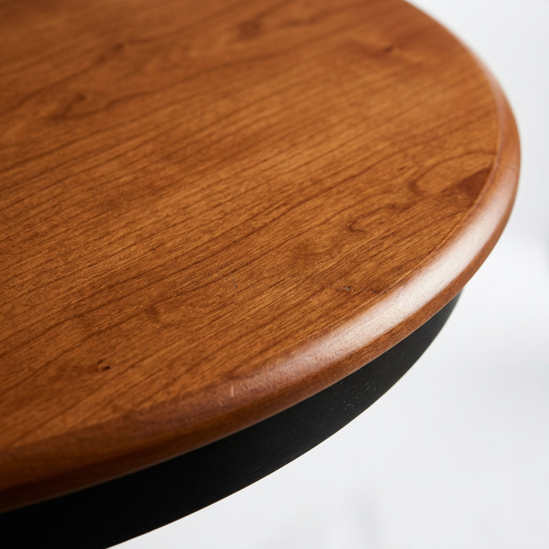 Ensemble de salle à manger rond 3 pièces en bois d'hévéa, cerisier noir et lin, avec pied central et dossiers capitonnés.