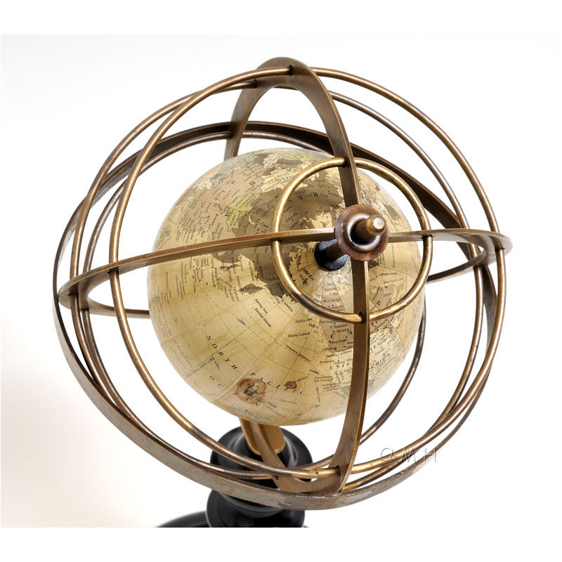 Globe terrestre dans des anneaux en laiton