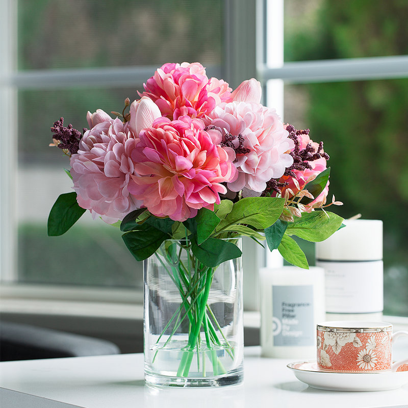 Arrangements floraux mixtes dans un vase, Rose